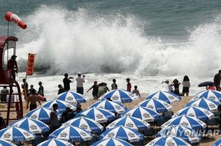 Rip tide keeps swimmers from entering sea at Busan's Haeundae Beach