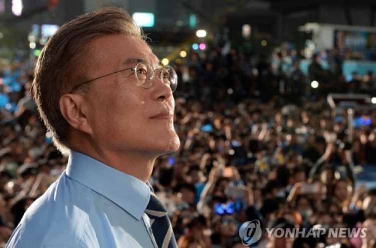 Moon's approval rating slips to 72.5%