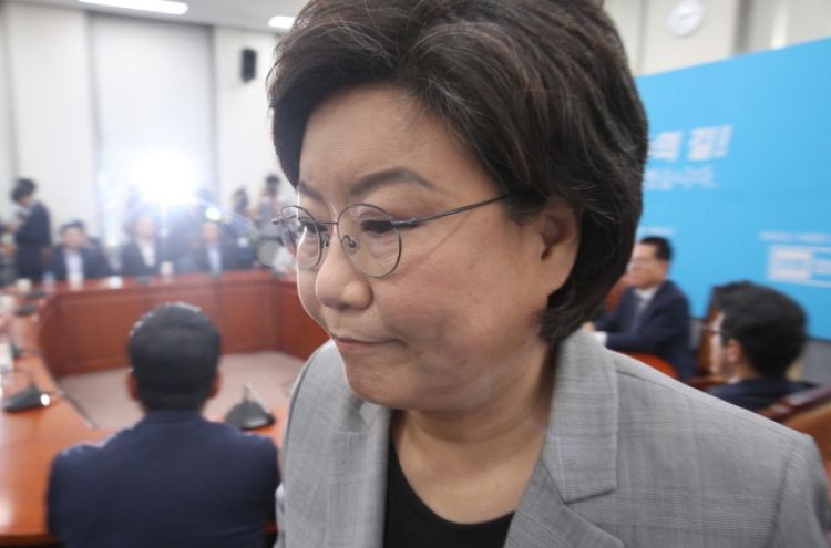 Bareun Party leader steps down over graft scandal