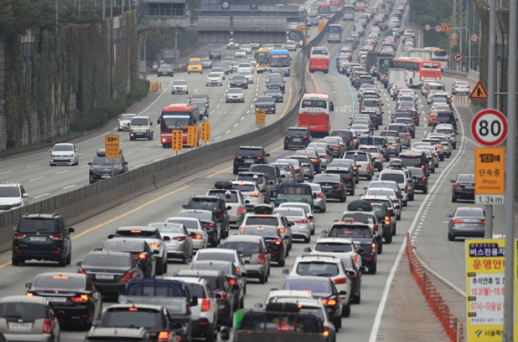 Highways congested, airport packed with travelers for Chuseok holiday