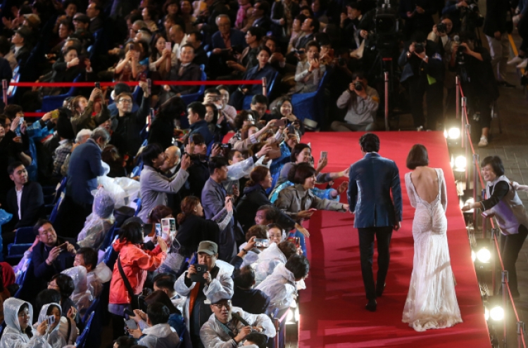 From Yoona to Moon Geun-young, female celebs go bold on BIFF’s red carpet