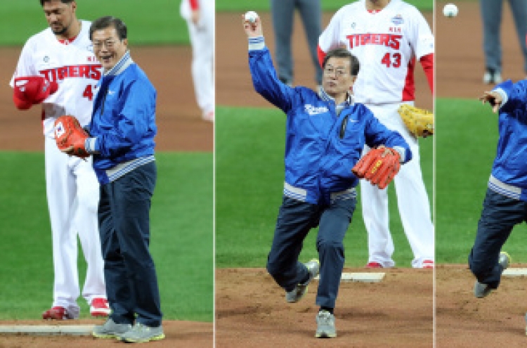 President opens Korean Series with ceremonial pitch