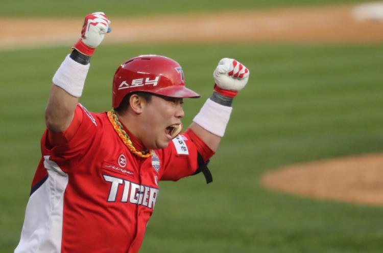 Kia Tigers take Korean Series lead with road victory