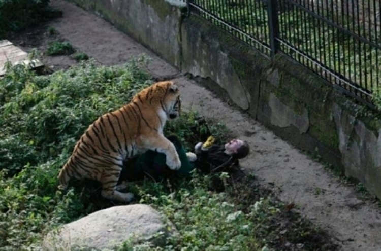 사육사 덮친 호랑이…관람객들이 소리치고 돌던져 살렸다