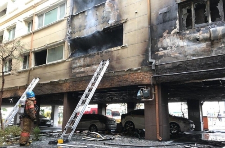 Incheon firefighter catches children from burning building