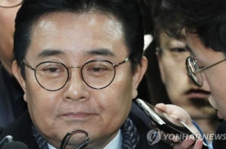 Prosecutors to question ex-senior secretary to Moon over bribery suspicions