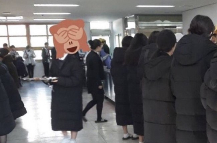 Weekender] School uniforms? Korean students wear long, coats this winter