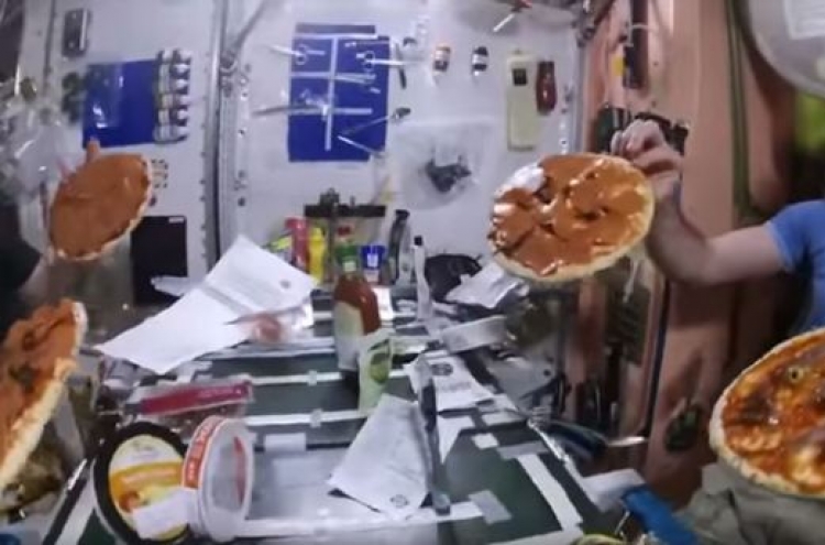 (영상) 우주에서 ‘피자 먹방’...둥둥 떠다니는 토핑