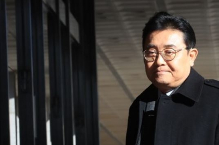 Prosecutors again seek arrest warrant for ex-Moon aide over bribery