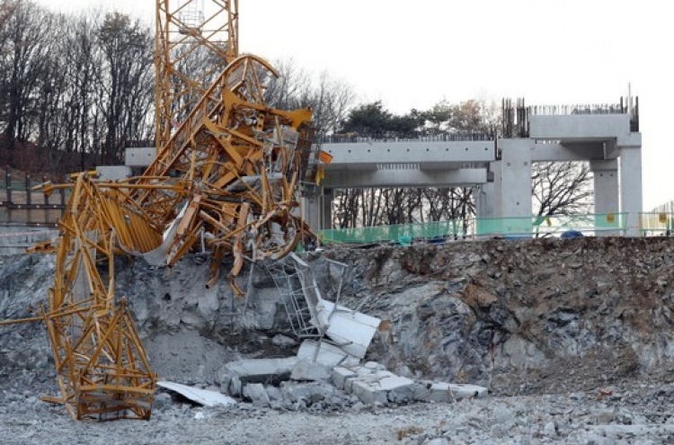 Tower crane collapse kills 3, injures 4 workers in Yongin