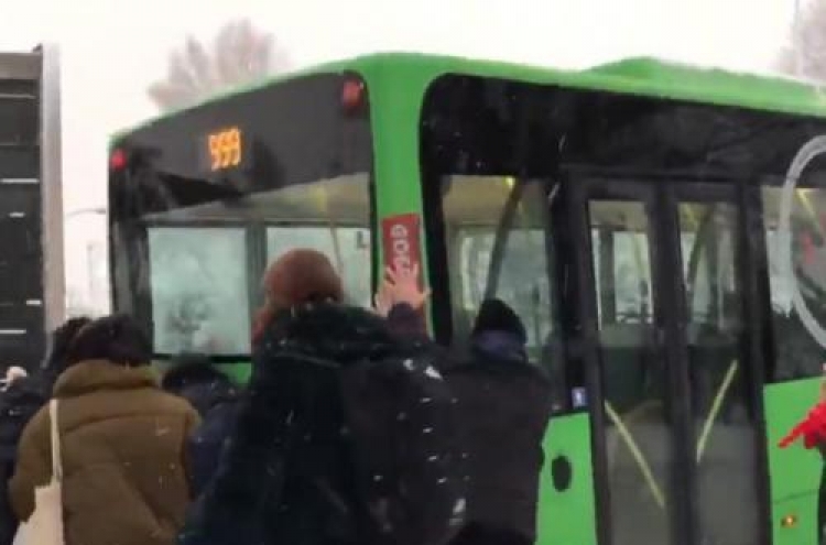 (영상) 눈길에 갇힌 버스, 맨손으로 밀어낸 괴력의 시민