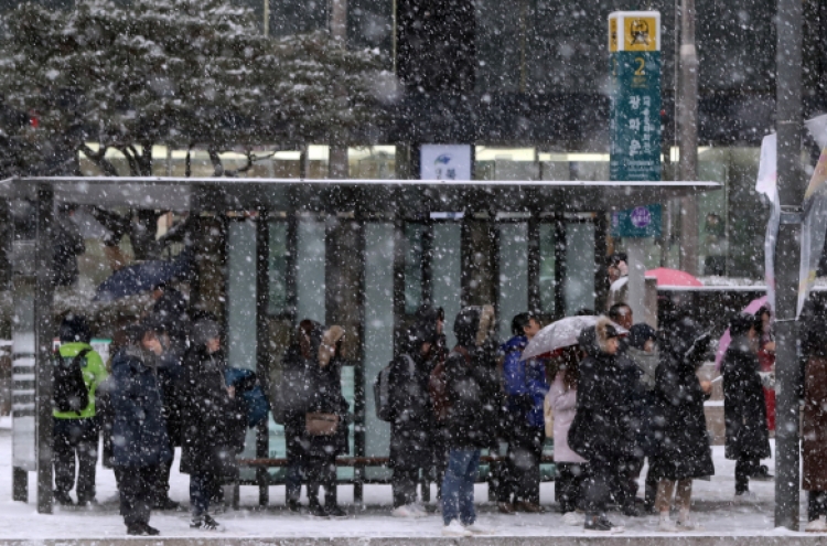 Flights delayed, roads blocked for safety control in Seoul amid heavy snow warning