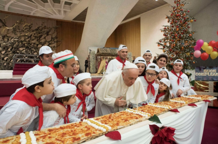 교황도 결국 이태리 입맛?... 생일케이크 대신 피자에 촛불
