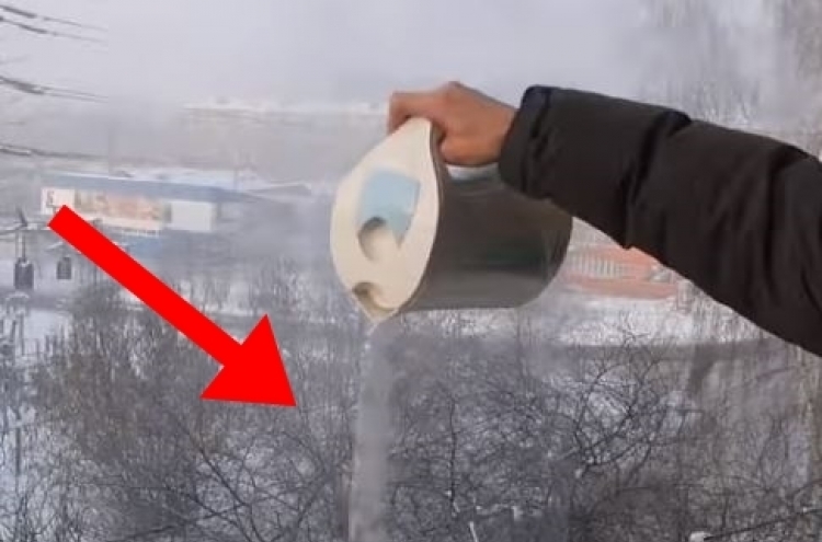 (영상) 영하 40도의 혹한… 창 밖으로 끓는 물 부었더니