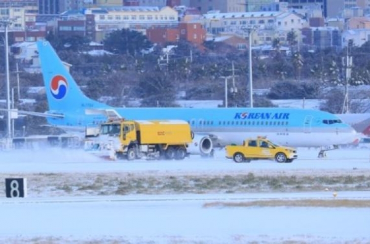 Jeju Airport’s runway closed due to continuing snowfall