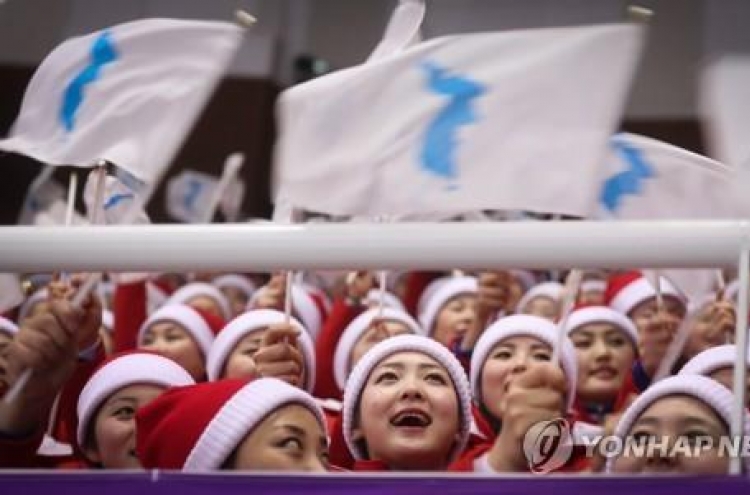 [올림픽] 북 응원단원, 미 피겨팀에 '무심코' 박수…동료 눈치에 움찔