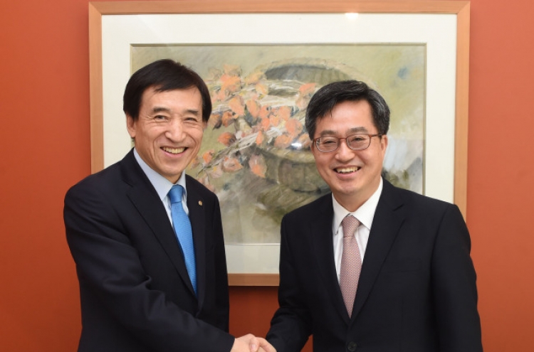 Finance minister, BOK chief vow to cooperate to manage risk factors