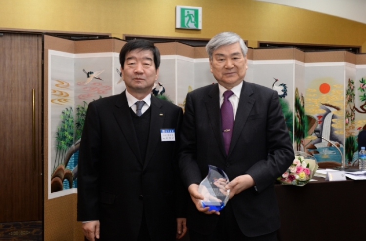 Cho Yang-ho receives appreciation plaque from defense industry