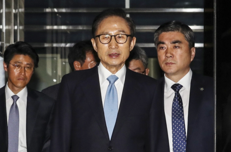 Prosecution ends Lee questioning, mulls next step