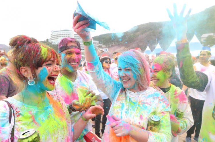 [Photo News] Holi Hai brings first colors of spring to Geoje