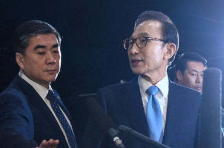 Court to review arrest warrant for ex-President Lee Thursday