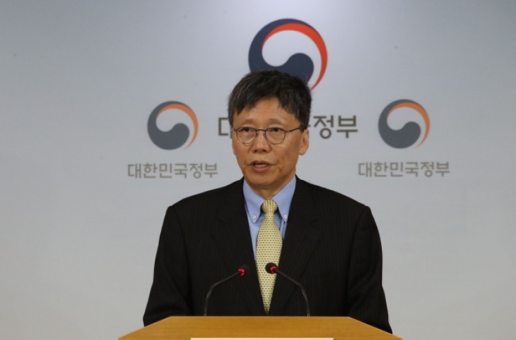 Panel accuses former Park aides of illegally pressuring labor organizations