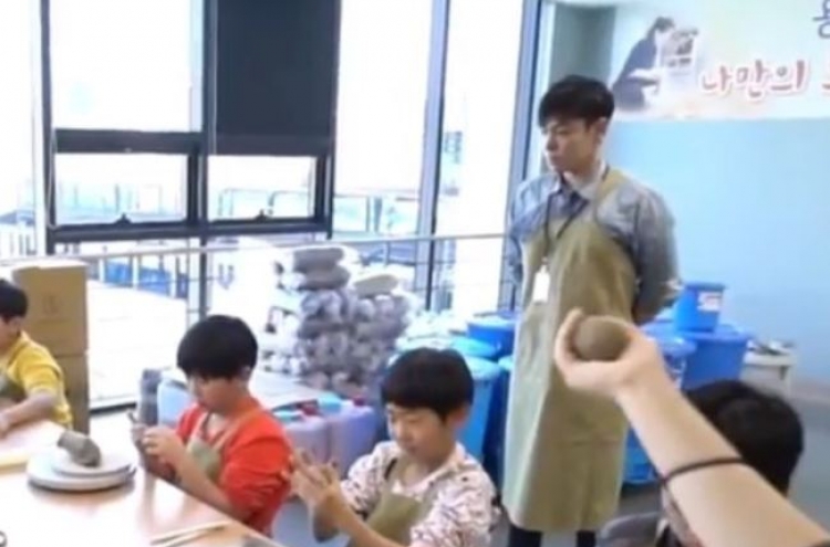 T.O.P holds arts and crafts class for children: video