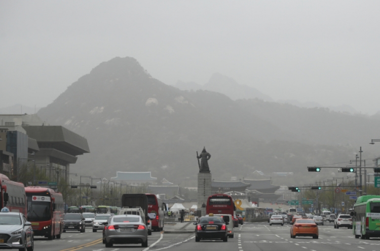 Fine dust levels in Seoul shoot up over 300 micrograms per cubic meter