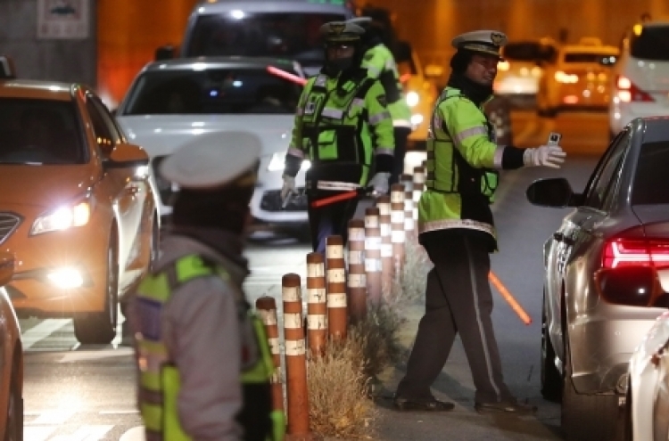 Policeman falls asleep on the road after suspected DUI