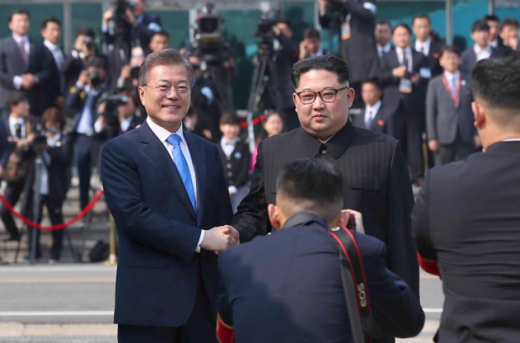 [Photo News] Moon, Kim shake hands in historic meeting at border