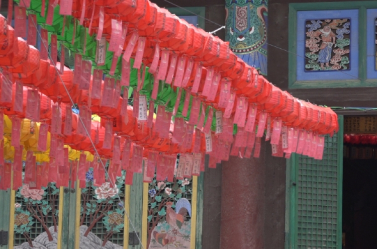 [Video] Koreans flock to temples to celebrate Buddha’s Birthday