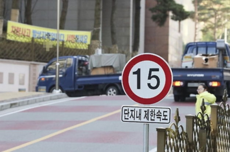 7 in 10 Koreans say walking in apartment complexes ‘dangerous’: survey