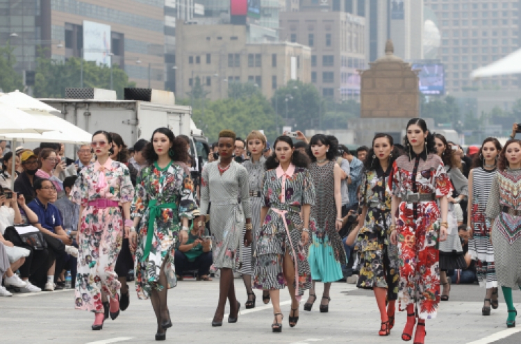 [Photo News] Models strut down central Seoul to mark ‘carless street day’