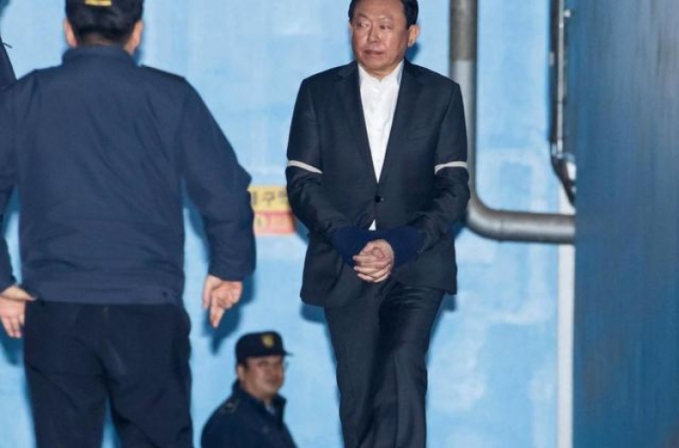 Jailed Lotte chief fends off elder brother's leadership challenge