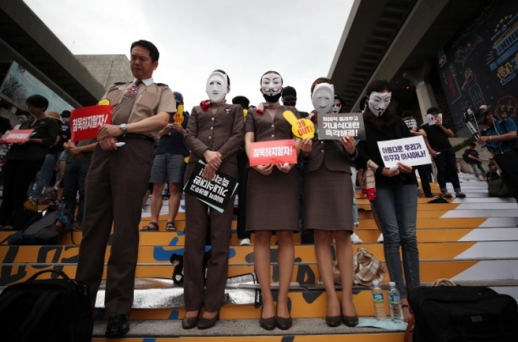 Asiana, Korean Air employees hold joint rally against their bosses