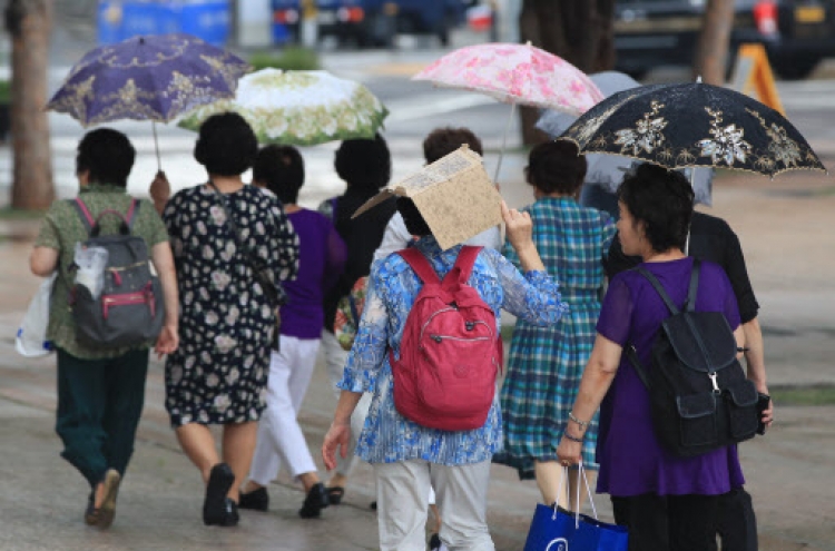 [Weather] Sweltering weather to continue amid sporadic rain