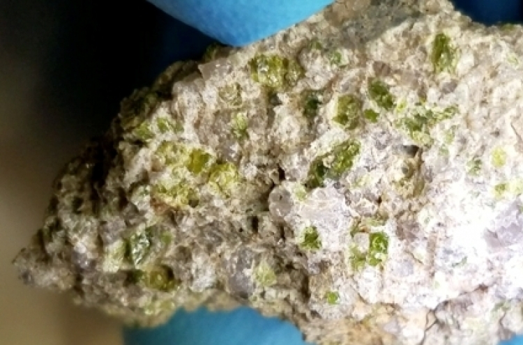 46억년 전 지구보다 먼저 생긴 녹색 크리스털 운석