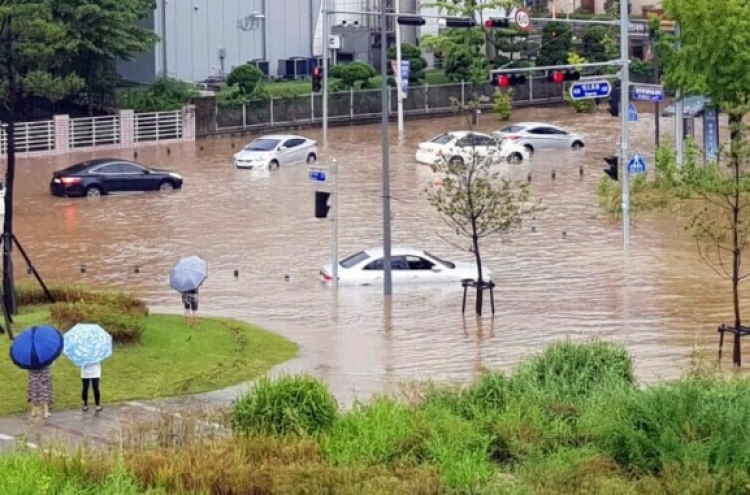 [Photo News] Flash floods turn Daejeon into muddy river