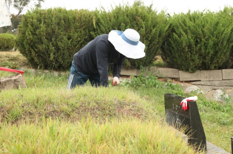 Highway congestion due to pre-Chuseok grave mowing