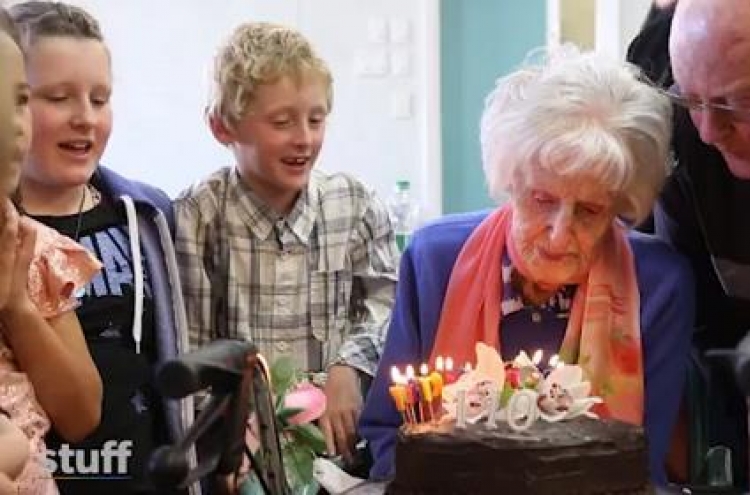 뉴질랜드의 110세 할머니 "남자들 덕분에 젊게 살아"