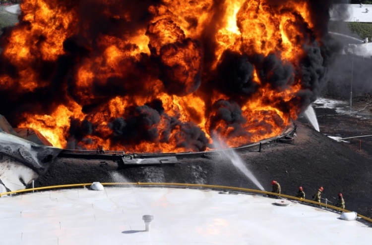 Huge oil tank blaze in Goyang releases toxic fumes