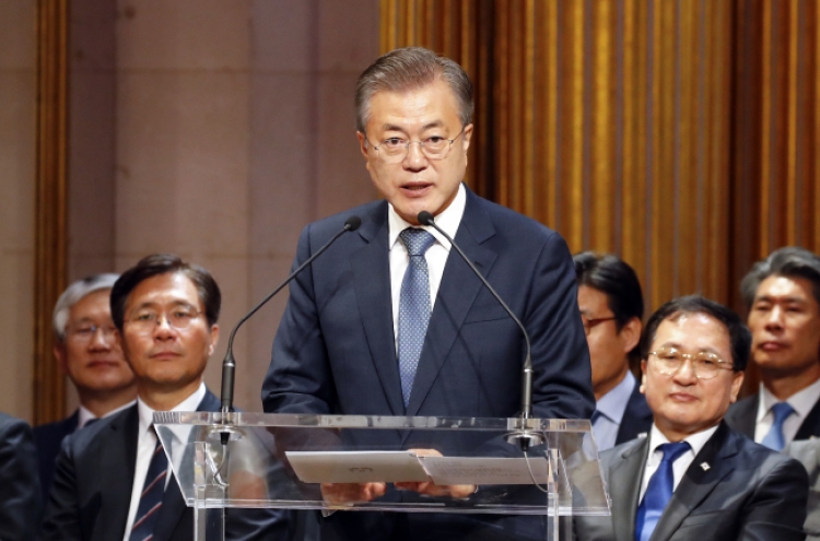 Moon attends ceremonial French reception at Hotel de Ville