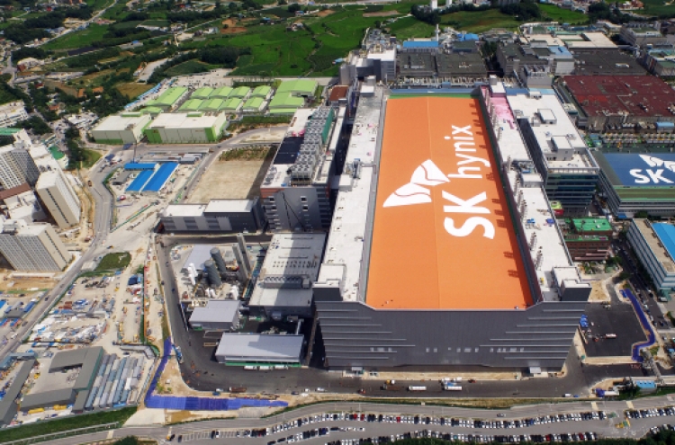 SK hynix, with record profit, to scale back investments next year