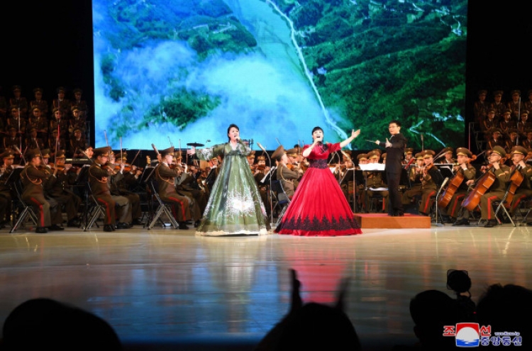 Artists of N. Korea, China hold joint performance in Pyongyang