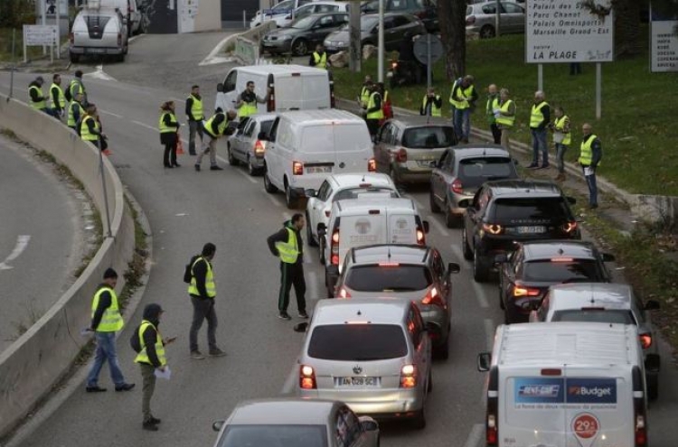 1 dead, scores injured in fuel tax protests around France