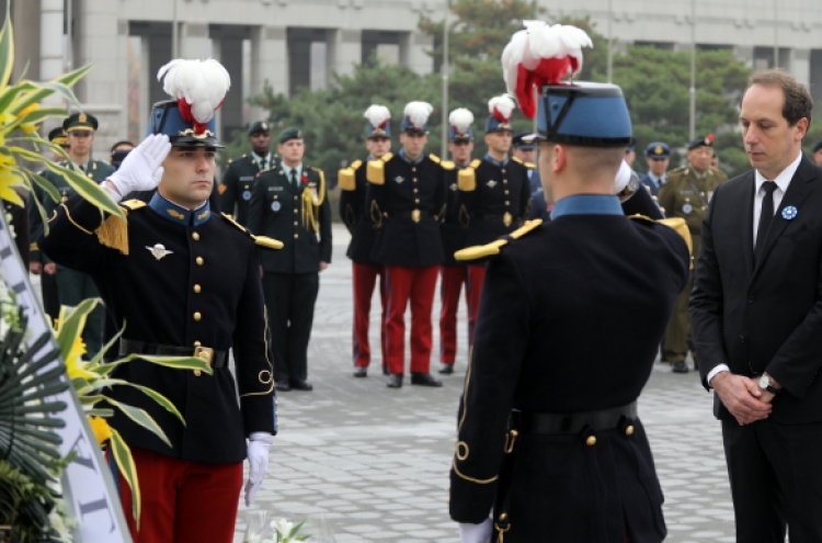 French, foreign envoys honor comrades of WWI