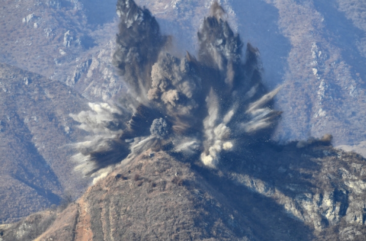 [Video] N. Korea destroys 10 DMZ guard posts