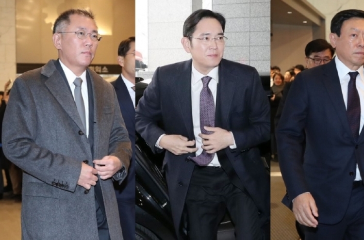 [Photo News] Conglomerate leaders take chartered bus to Blue House to meet with President Moon