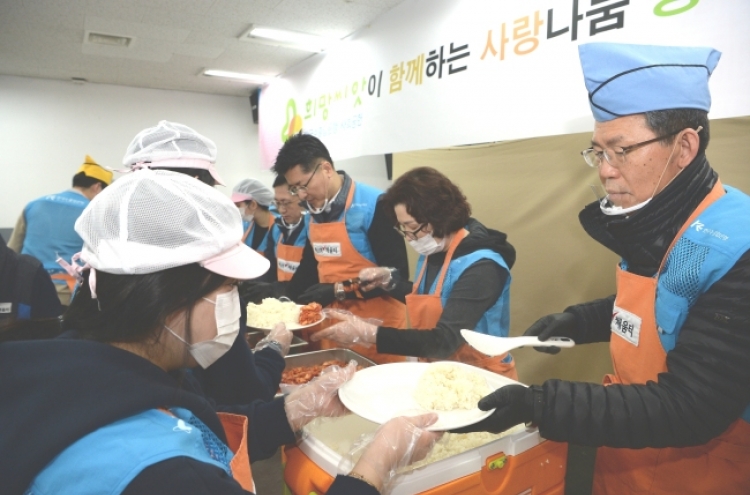 [Advertorial] Eximbank employees volunteer at soup kitchen