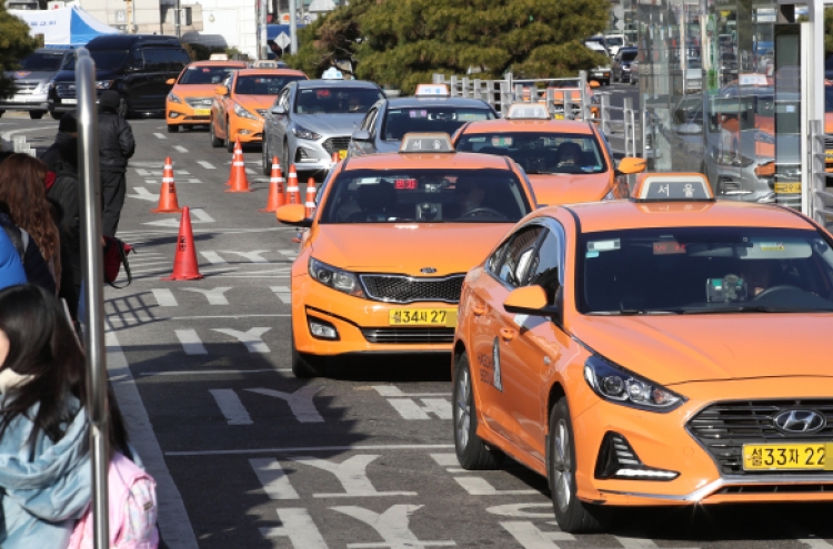 Where is hardest place to catch taxis in Seoul?